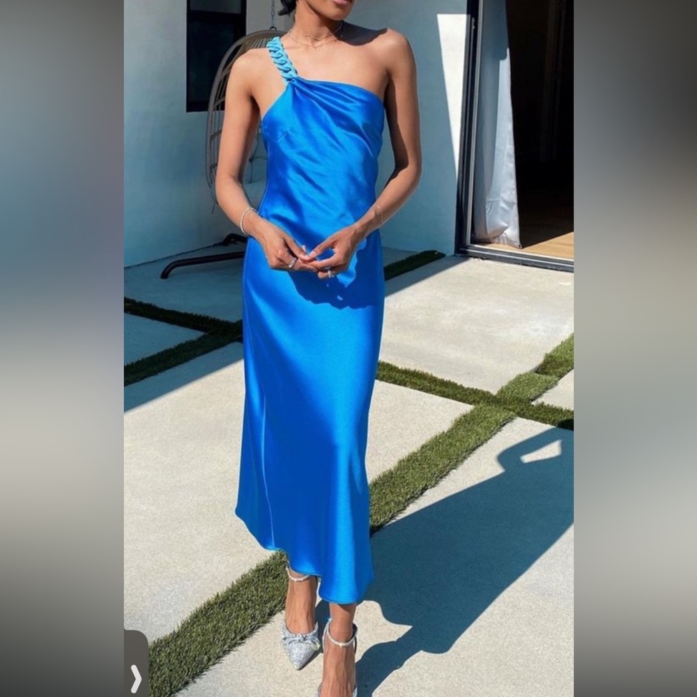 Gianni Bini x Jess Southern Shelby One Shoulder Chain Satin Sheath Midi Dress 4 - Picture 2 of 12